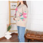 بلوزة صوف بتصميم رسومات ستاتي لون بيج