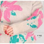 ⁦بلوزة صوف بتصميم رسومات ستاتي لون بيج⁩ - الصورة ⁦3⁩