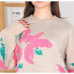 ⁦بلوزة صوف بتصميم رسومات ستاتي لون بيج⁩ - الصورة ⁦4⁩