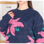 ⁦بلوزة صوف بتصميم رسومات ستاتي لون كحلي⁩ - الصورة ⁦4⁩