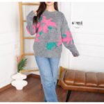 ⁦بلوزة صوف بتصميم رسومات ستاتي لون سكني⁩ - الصورة ⁦2⁩