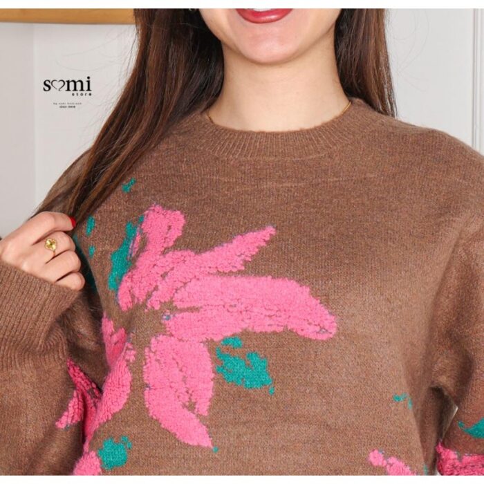 ⁦بلوزة صوف بتصميم رسومات ستاتي لون بني⁩ - الصورة ⁦2⁩