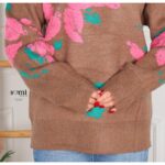 ⁦بلوزة صوف بتصميم رسومات ستاتي لون بني⁩ - الصورة ⁦3⁩