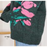 ⁦بلوزة صوف بتصميم رسومات ستاتي لون زيتي⁩ - الصورة ⁦3⁩