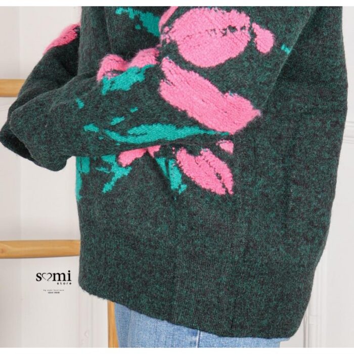 ⁦بلوزة صوف بتصميم رسومات ستاتي لون زيتي⁩ - الصورة ⁦3⁩