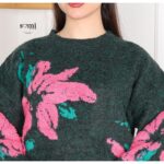 ⁦بلوزة صوف بتصميم رسومات ستاتي لون زيتي⁩ - الصورة ⁦4⁩