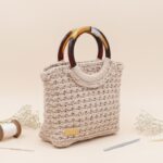 شنطة صغيرة مربعة مع يد عاج لون بيج - نكشة فن