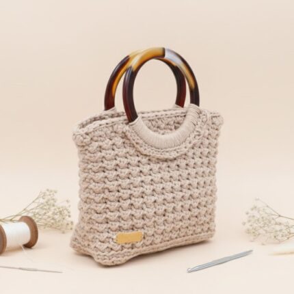 شنطة صغيرة مربعة مع يد عاج لون بيج - نكشة فن