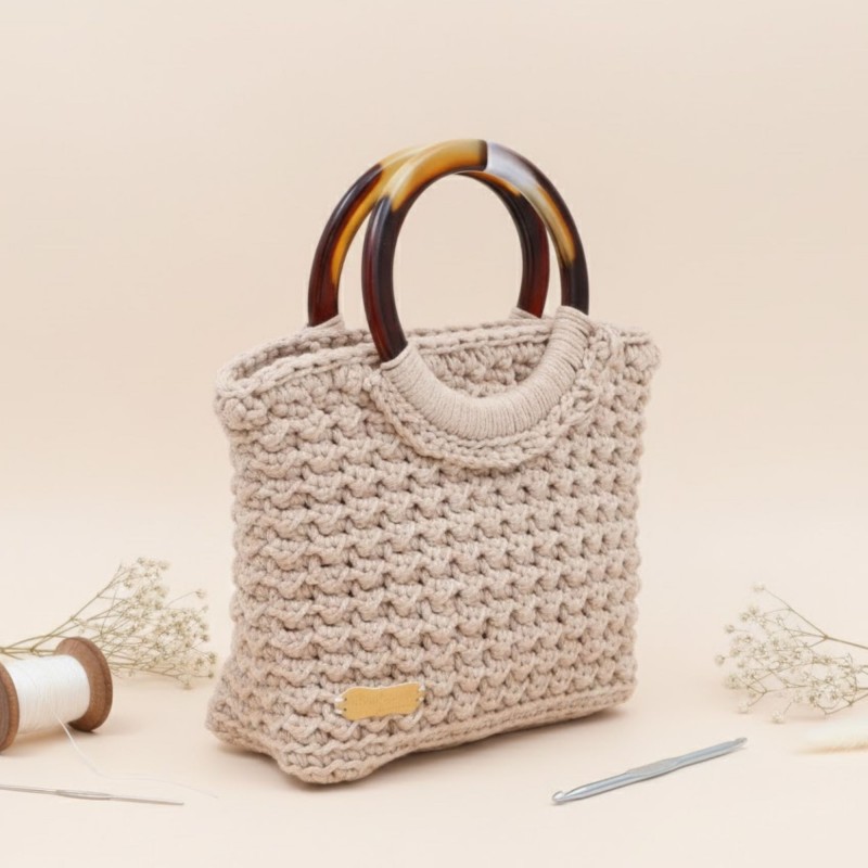 ⁦شنطة صغيرة مربعة مع يد عاج لون بيج - نكشة فن⁩ - الصورة ⁦1⁩