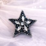 ⁦دبوس رمضاني (نجمة) لون فضي⁩ - الصورة ⁦2⁩