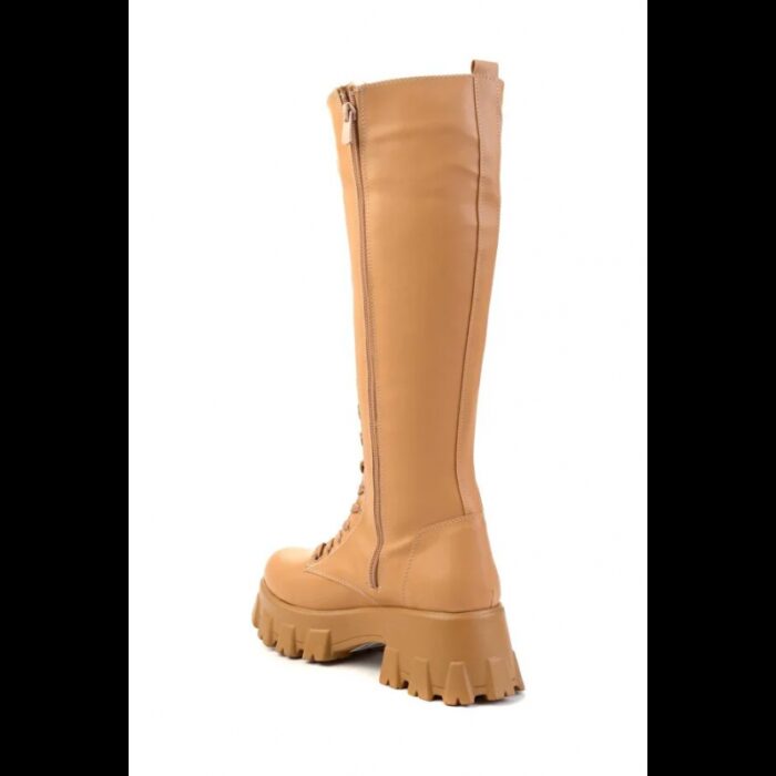 ⁦جزمة بتصميم رباط ساق طويل للنساء لون كموني⁩ - الصورة ⁦2⁩