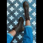 ⁦جزمة Bambi جلد بتصميم سحاب ساق متوسط الطول للنساء لون زيتي⁩ - الصورة ⁦2⁩