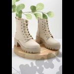 ⁦جزمة بتصميم رباط ساق متوسط الطول للنساء لون رمادي ونعل بيج⁩ - الصورة ⁦2⁩