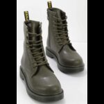 ⁦جزمة Bambi بتصميم سحاب ساق متوسط الطول للنساء لون زيتي⁩ - الصورة ⁦3⁩