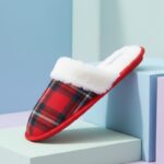 ⁦حفاية فرو بتصميم كروهات للنساء لون أحمر⁩ - الصورة ⁦9⁩