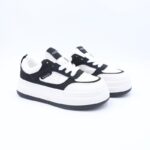 بوت رياضي جلد نعل عريض للنساء لون ابيض وكحلي