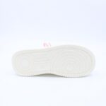 ⁦بوت رياضي جلد نعل عريض للنساء لون اوف وايت وبيج⁩ - الصورة ⁦5⁩