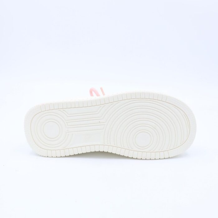 ⁦بوت رياضي جلد نعل عريض للنساء لون اوف وايت وبيج⁩ - الصورة ⁦5⁩