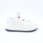 ⁦بوت رياضي جلد نعل عريض للنساء لون ابيض وكحلي⁩ - الصورة ⁦3⁩