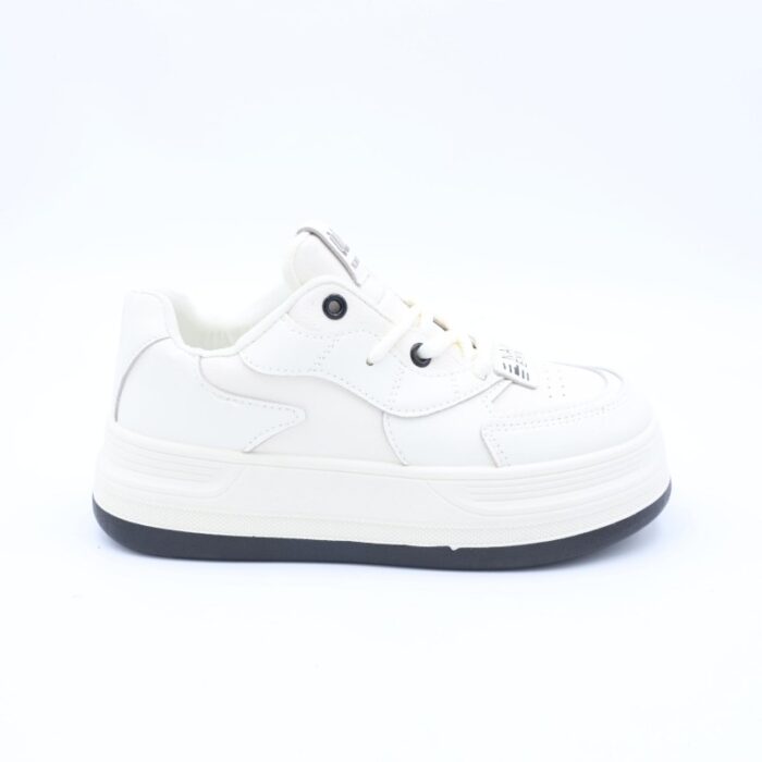 ⁦بوت رياضي جلد نعل عريض للنساء لون ابيض وكحلي⁩ - الصورة ⁦3⁩