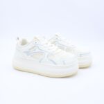 بوت رياضي جلد نعل عريض للنساء لون ابيض وبيج