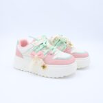 بوت رياضي جلد نعل عريض للنساء لون اوف وايت وزهري وازرق