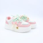 ⁦بوت رياضي جلد نعل عريض للنساء لون اوف وايت وزهري وازرق⁩ - الصورة ⁦2⁩