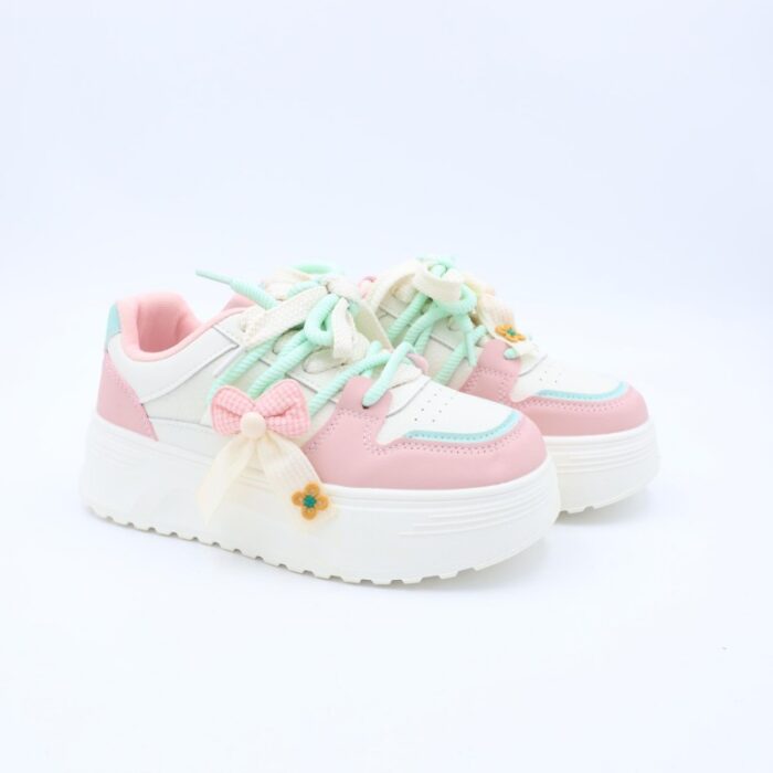 ⁦بوت رياضي جلد نعل عريض للنساء لون اوف وايت وزهري وازرق⁩ - الصورة ⁦2⁩