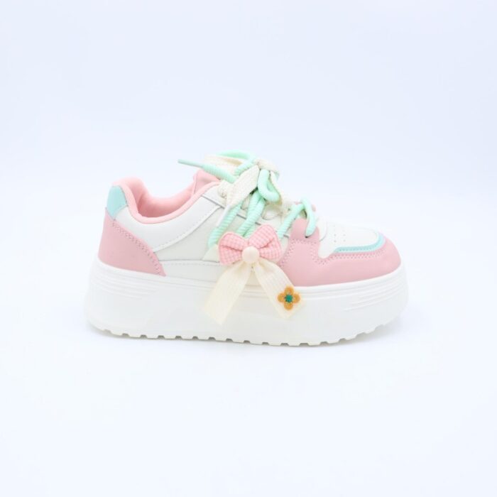 ⁦بوت رياضي جلد نعل عريض للنساء لون اوف وايت وزهري وازرق⁩ - الصورة ⁦4⁩