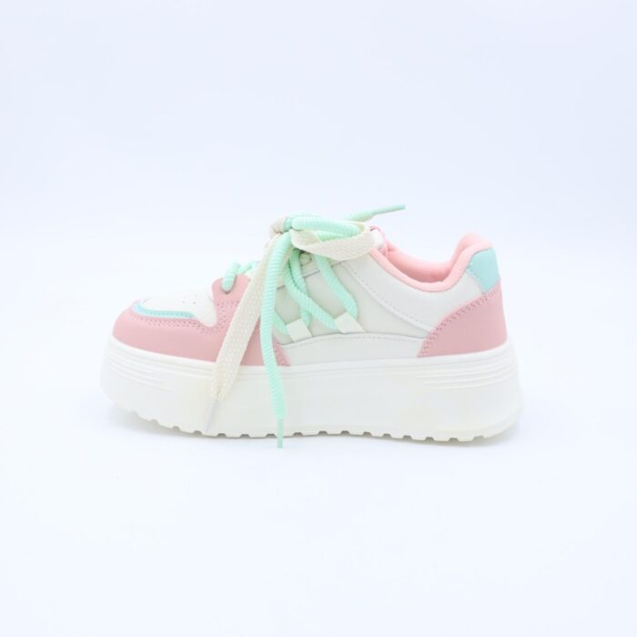 ⁦بوت رياضي جلد نعل عريض للنساء لون اوف وايت وزهري وازرق⁩ - الصورة ⁦5⁩