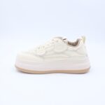 ⁦بوت رياضي جلد نعل عريض للنساء لون اوف وايت وبيج⁩ - الصورة ⁦4⁩