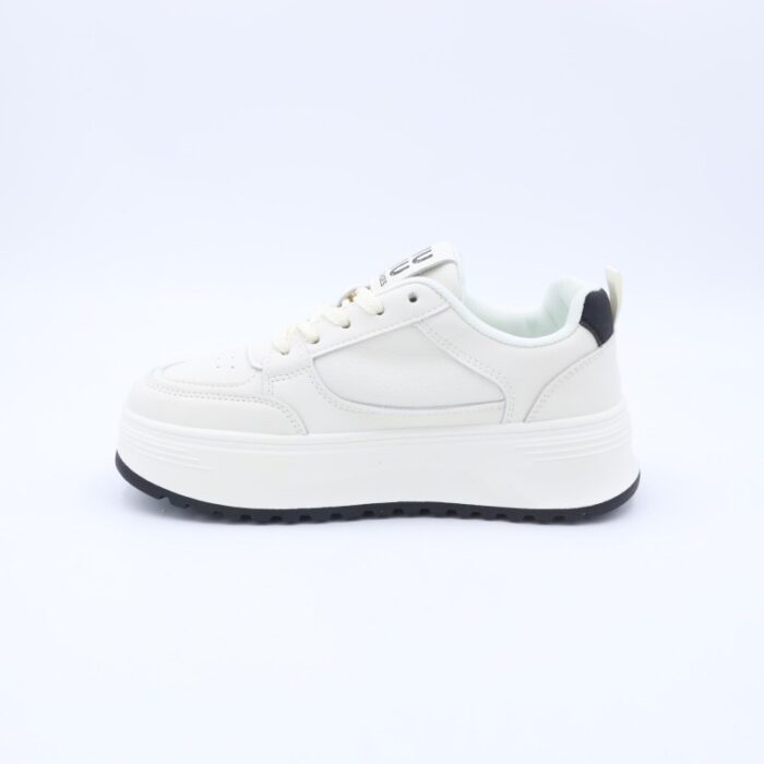 ⁦بوت رياضي جلد نعل عريض للنساء لون ابيض وبيج⁩ - الصورة ⁦4⁩