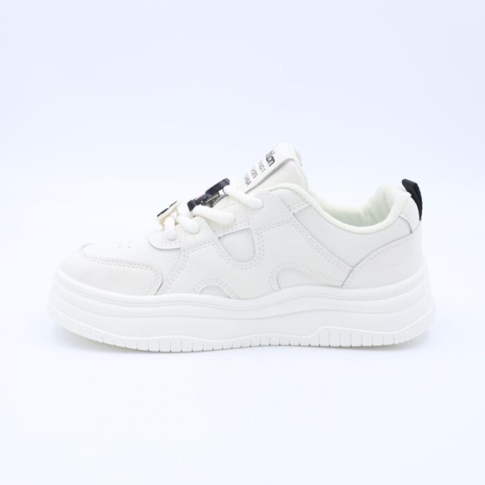 ⁦بوت رياضي جلد نعل عريض للنساء لون اوف وايت واسود⁩ - الصورة ⁦4⁩