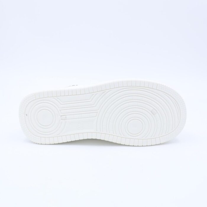 ⁦بوت رياضي جلد نعل عريض للنساء لون اوف وايت واسود⁩ - الصورة ⁦5⁩