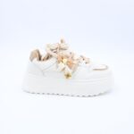 ⁦بوت رياضي جلد نعل عريض للنساء لون اوف وايت وبيج⁩ - الصورة ⁦3⁩