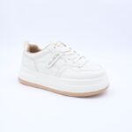 ⁦بوت رياضي جلد نعل عريض للنساء لون ابيض وبيج⁩ - الصورة ⁦2⁩