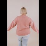 ⁦بلوزة صوف اوفر سايز بأكمام طويلة للنساء لون زهري⁩ - الصورة ⁦2⁩