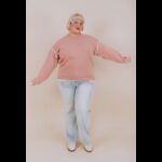 ⁦بلوزة صوف اوفر سايز بأكمام طويلة للنساء لون زهري⁩ - الصورة ⁦5⁩