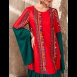 ⁦فستان بتصميم تراثي لون أحمر وأخضر⁩ - الصورة ⁦5⁩