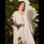 ⁦عباية مزخرفة دوار الشمس للنساء لون ابيض⁩ - الصورة ⁦5⁩