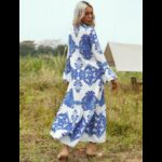 ⁦فستان نسائي بأكمام طويلة لون أبيض مزخرف أزرق⁩ - الصورة ⁦2⁩