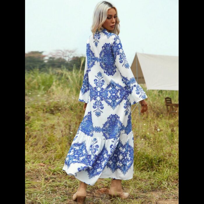 ⁦فستان نسائي بأكمام طويلة لون أبيض مزخرف أزرق⁩ - الصورة ⁦2⁩