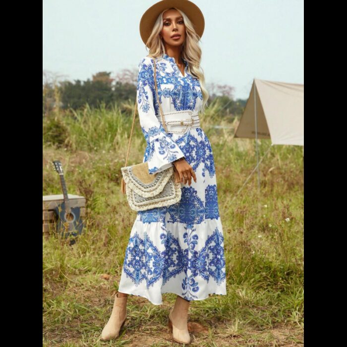 ⁦فستان نسائي بأكمام طويلة لون أبيض مزخرف أزرق⁩ - الصورة ⁦4⁩