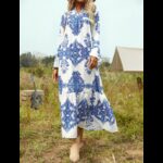 ⁦فستان نسائي بأكمام طويلة لون أبيض مزخرف أزرق⁩ - الصورة ⁦5⁩