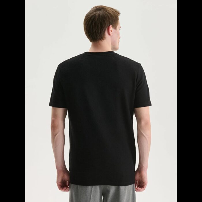 ⁦تيشيرت رجالي نص كم لون اسود⁩ - الصورة ⁦4⁩