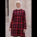 ⁦بلوزه ستاتي لون كحلي وأحمر كروهات⁩ - الصورة ⁦2⁩