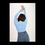 ⁦بلوزن قطنية بباقة رقبة مربعة للنساء لون ازرق فاتح⁩ - الصورة ⁦2⁩