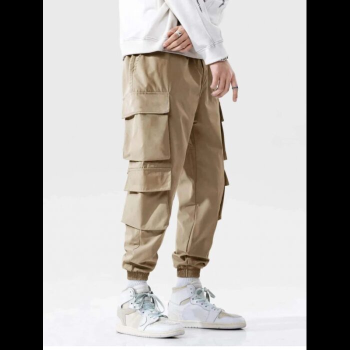 ⁦بنطلون بتصميم جيوب ولادي لون بيج⁩ - الصورة ⁦4⁩