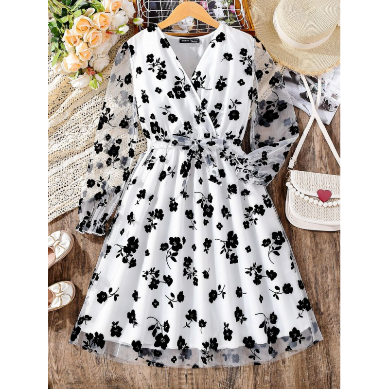 ⁦فستان بناتي لون ابيض مورد⁩ - الصورة ⁦1⁩