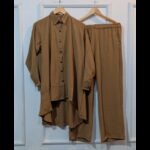 طقم ستاتي قطعتين قميص وبنطلون لون بيج